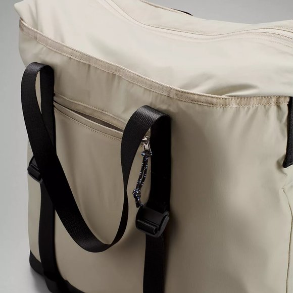 Lululemon Patch Logo Tote Bag 25L, BNWT - Picture 5 of 7